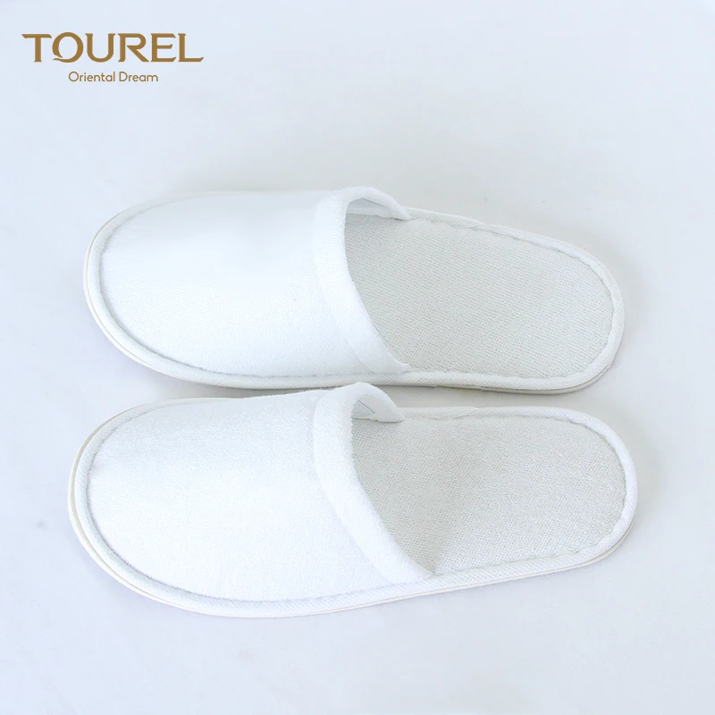 Zapatillas de hotel desechables blancas económicas, suaves, portátiles, ecológicas y antideslizantes para spa, con logotipo personalizado y venta al por mayor OEM