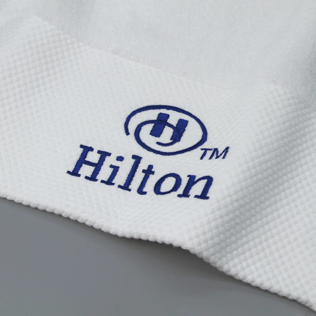Toalla de baño Terry bordada blanca 100% algodón toalla de mano para hotel toalla de baño Hilton Hotel al por mayor