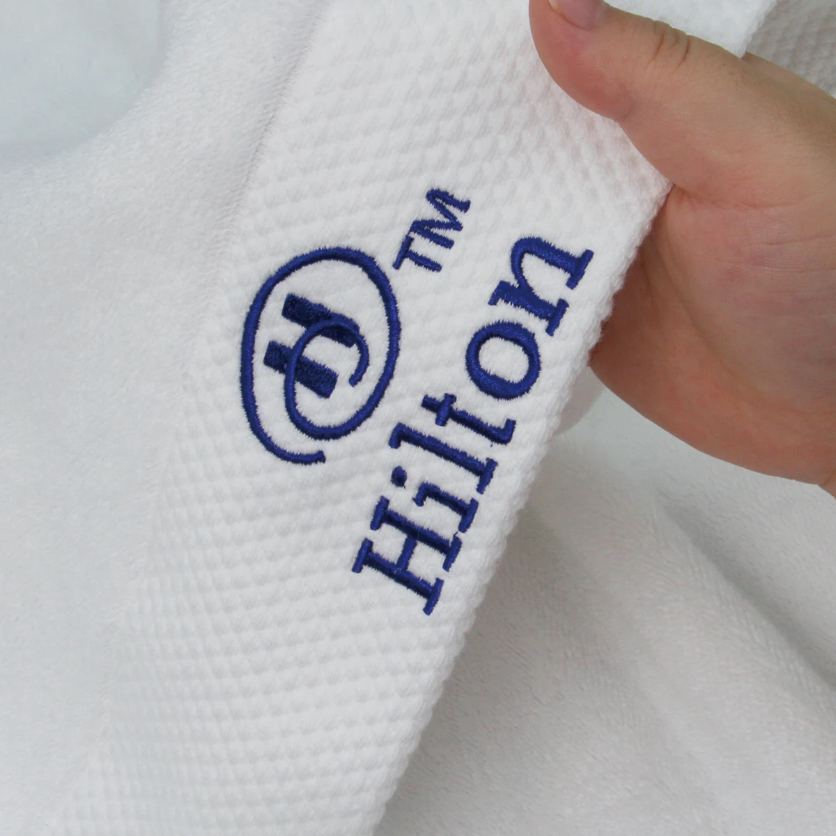 Toalla de baño Terry bordada blanca 100% algodón toalla de mano para hotel toalla de baño Hilton Hotel al por mayor