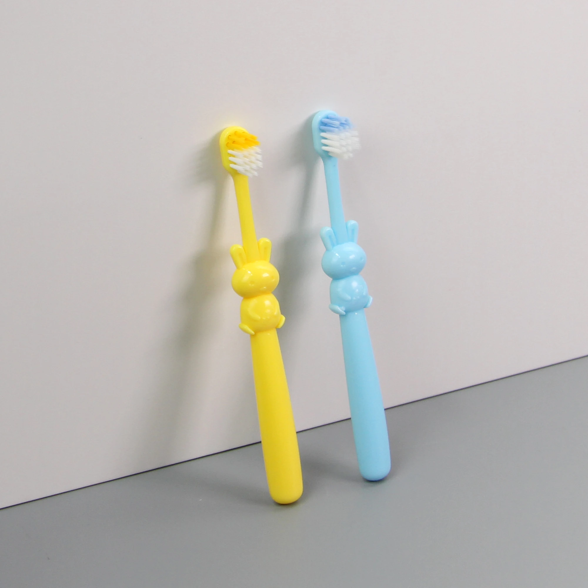 New Design Convenient Disposable Toothbrush For Hotel Guests Soft Portable Hygiene Care Cleaning Bursting Bead Toothbrush