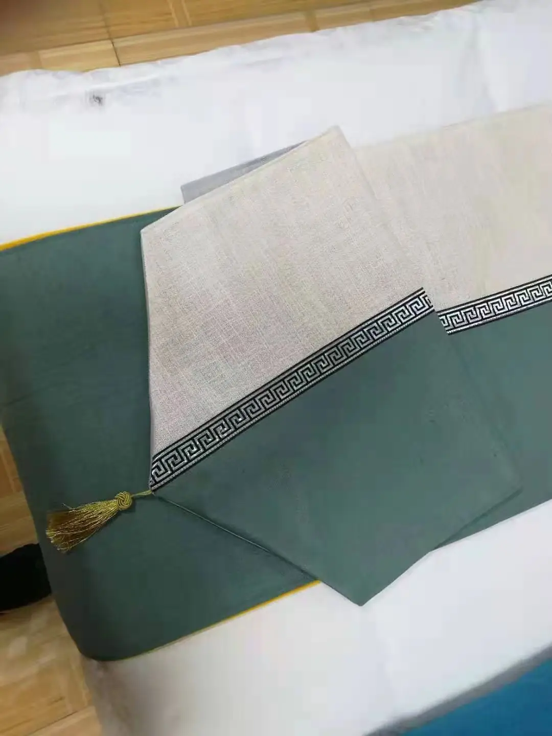 Yangzhou Manufacturer's 100% Polyester Jacquard Bedding Set Hotel Decorative Linens Queen Bed Runner Elegant Hotel Bedding